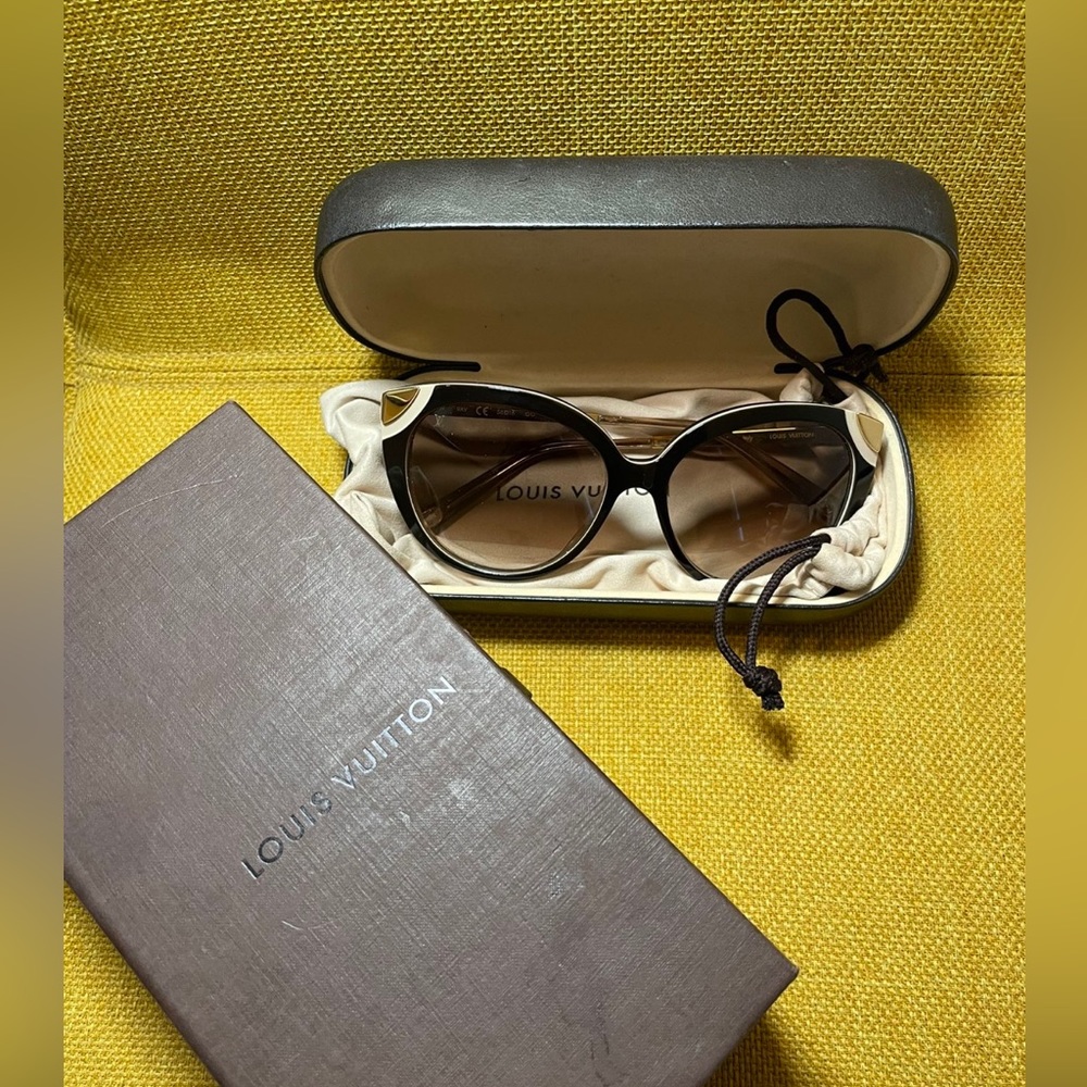 Louis Vuitton sunglasses color is ENIGME GM BLACK . Condition is like new.